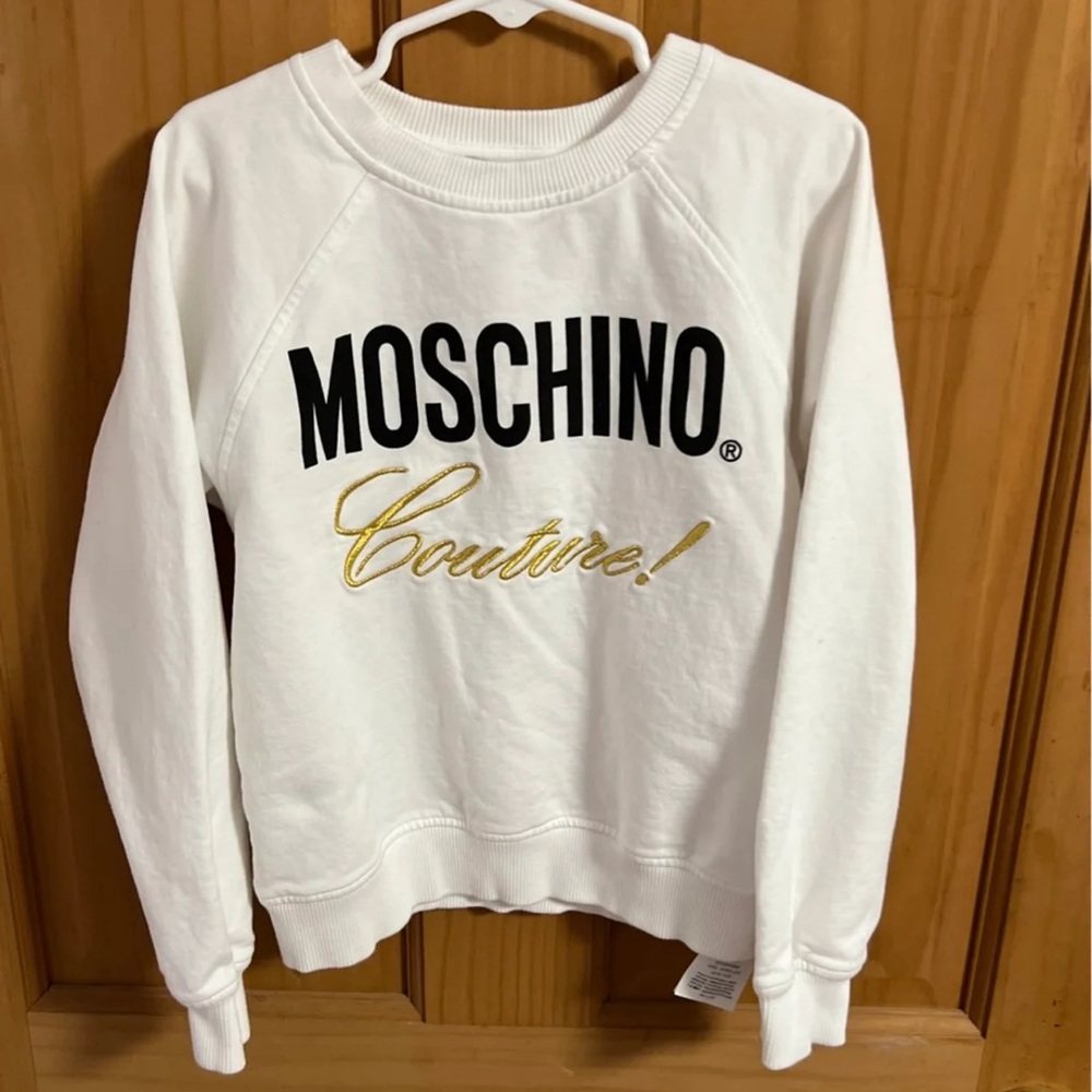 Unisex sweatshirt.